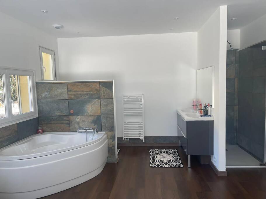 Brand New Villa With Fully Intergrated Air Conditioning & Private Pool, Overlooking Forest Sardan Ngoại thất bức ảnh
